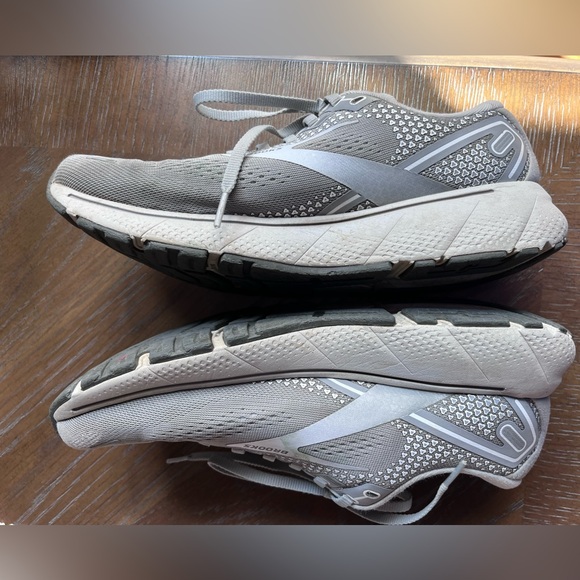 Women’s Brooks tennis shoes.  Ghost 14.  Size 10.5  Gray Silver - Picture 10 of 10